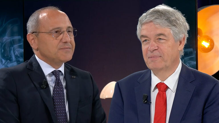 Why does combining oral therapy and devices matter in managing refractory heart failure